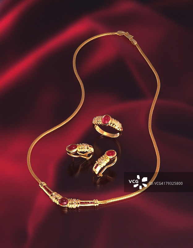 戒指，耳环，红宝石项链，高角度视野图片素材