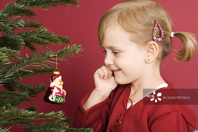 圣诞树旁的小女孩图片素材