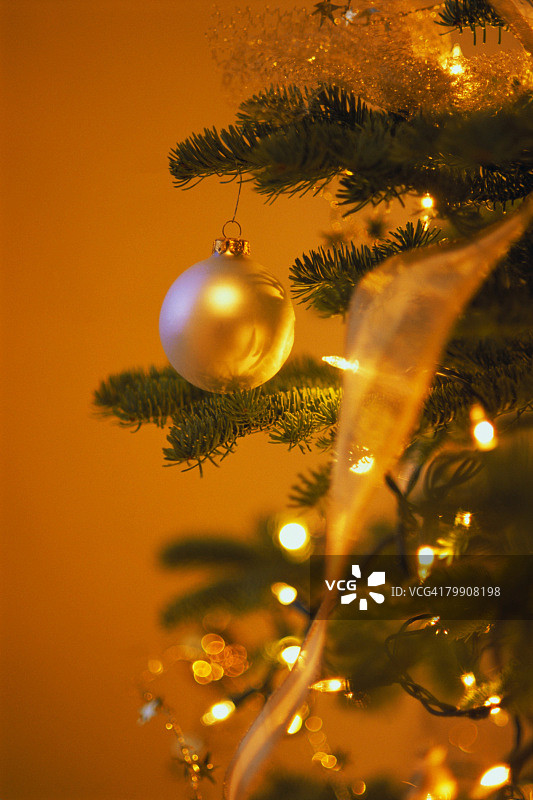 圣诞树上的金饰和灯图片素材