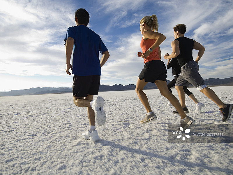 在美国犹他州盐滩上跑步的一群人图片素材