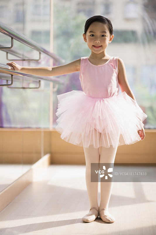 穿着芭蕾舞裙的年轻舞者图片素材