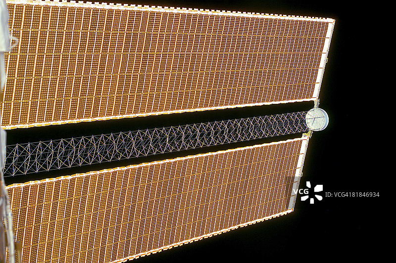 这是国际空间站太阳能电池板的特写镜头。图片素材