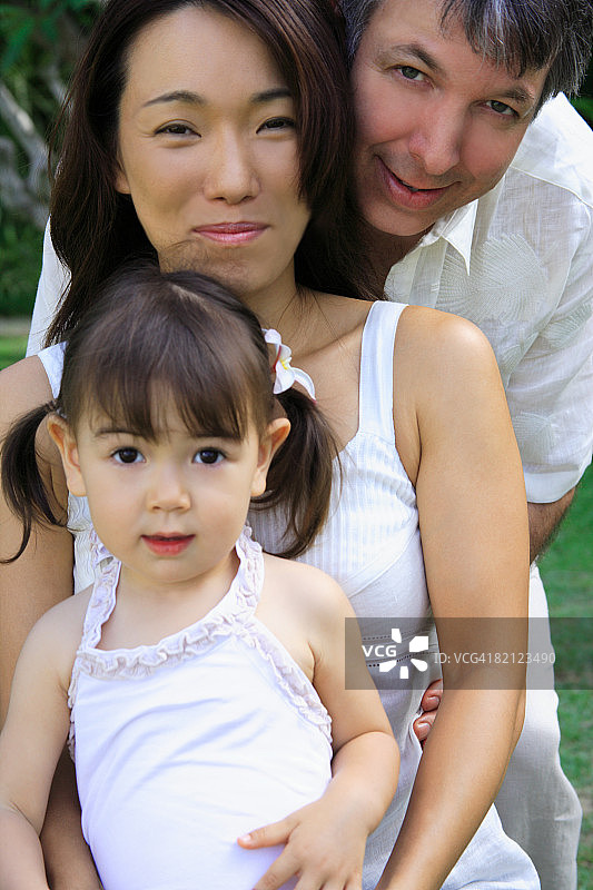 一个女孩和她父母的合影图片素材