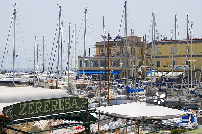 港口上的帆船，圣卢西亚，波戈马里纳罗，那不勒斯湾，那不勒斯，那不勒斯省，坎帕尼亚，意大利图片素材