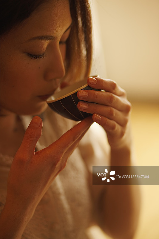 一个正在喝茶的女人图片素材
