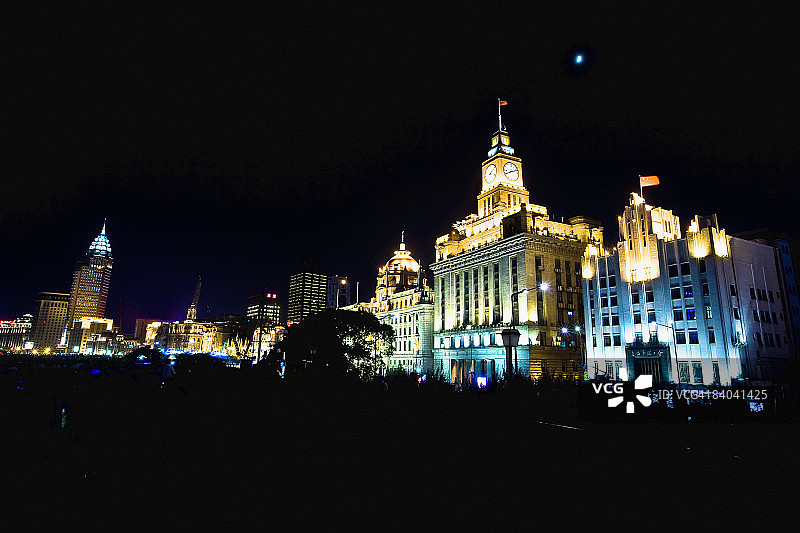 上海外滩陆家嘴，建筑物在晚上亮了起来图片素材