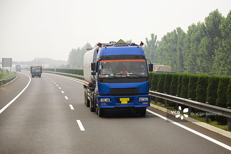 中国山东省曲阜高速公路上的半卡车图片素材