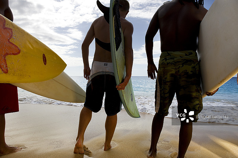 冲浪者带着冲浪板在海滩上走向水图片素材