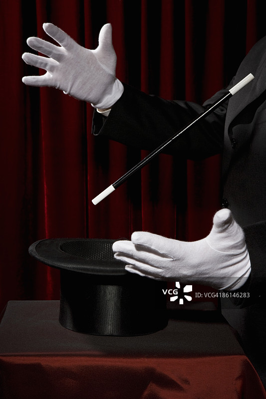 魔术师戴着手套表演魔术的手图片素材