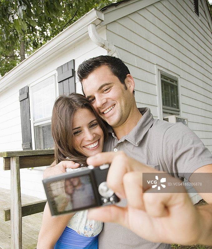 一对夫妇在房子前自拍图片素材