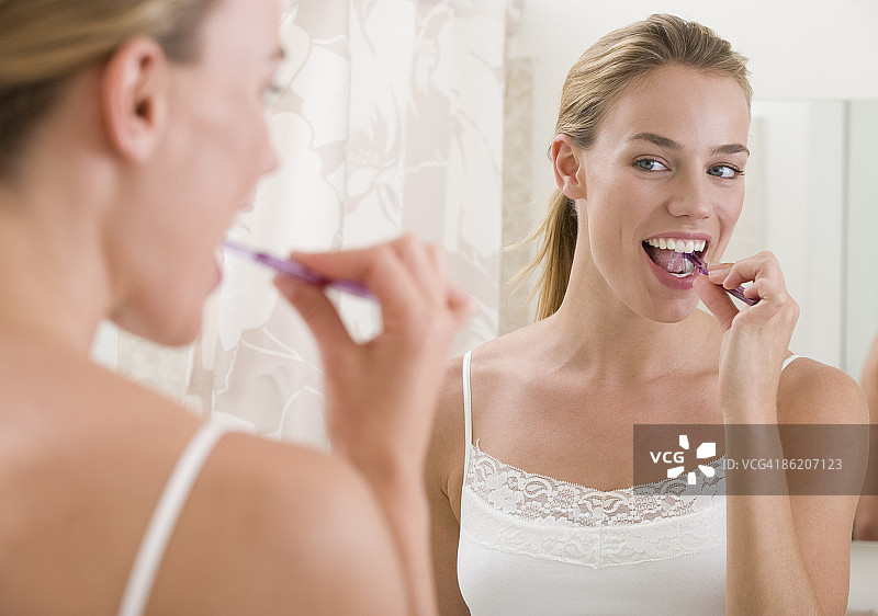 在浴室刷牙的女人图片素材