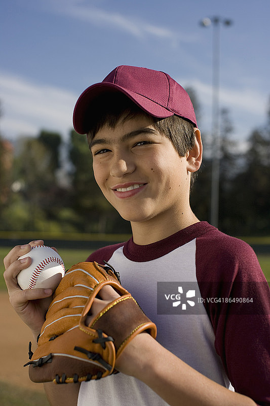 戴着棒球手套的男孩的肖像图片素材
