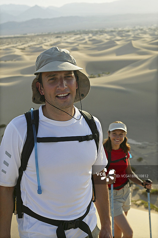 沙漠里的男人和女人图片素材