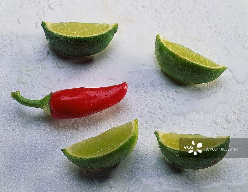 青柠角和红墨西哥辣椒图片素材