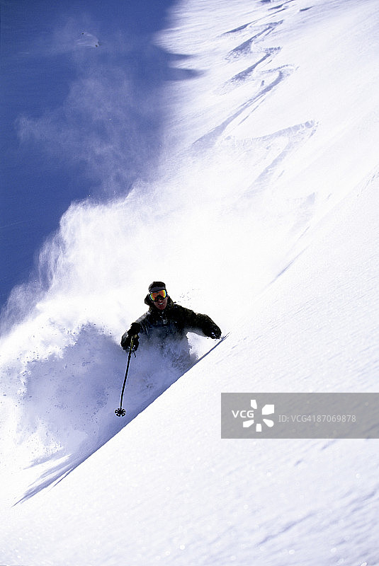 一名男子在科罗拉多州滑雪。图片素材