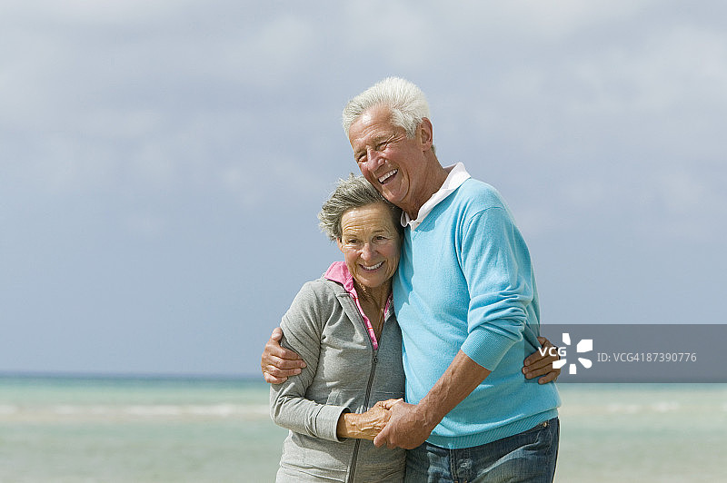幸福的成熟夫妇在海滩上拥抱图片素材