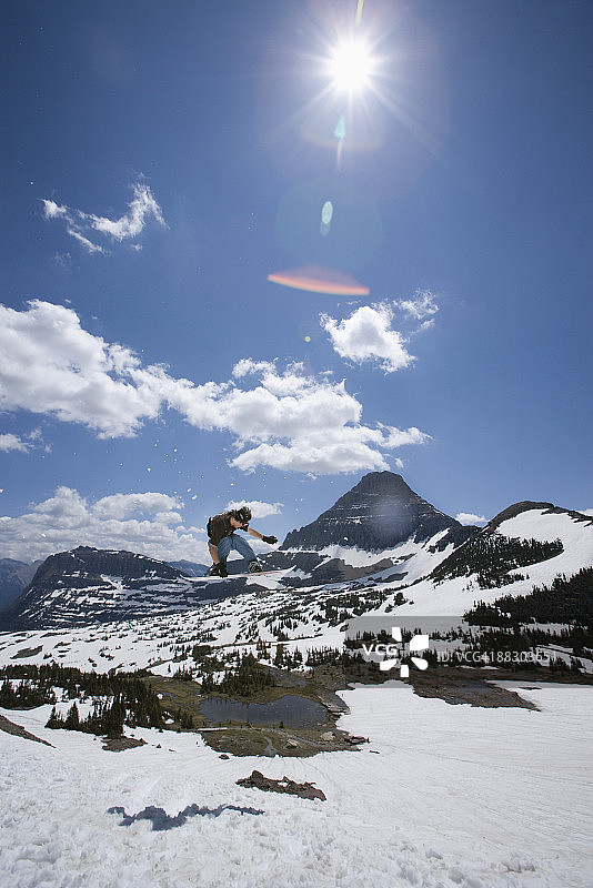 蒙大拿州冰川国家公园，男子单板跳台图片素材