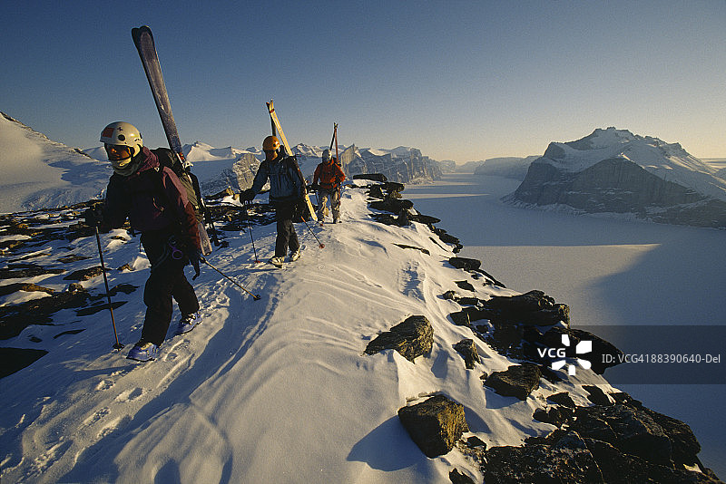 在加拿大巴芬岛山上行走的滑雪者图片素材