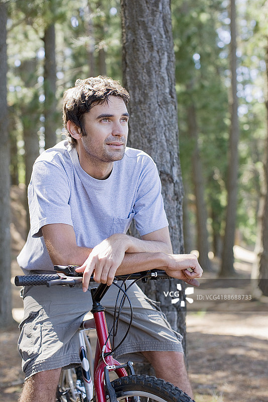 骑自行车的人在森林里放松图片素材