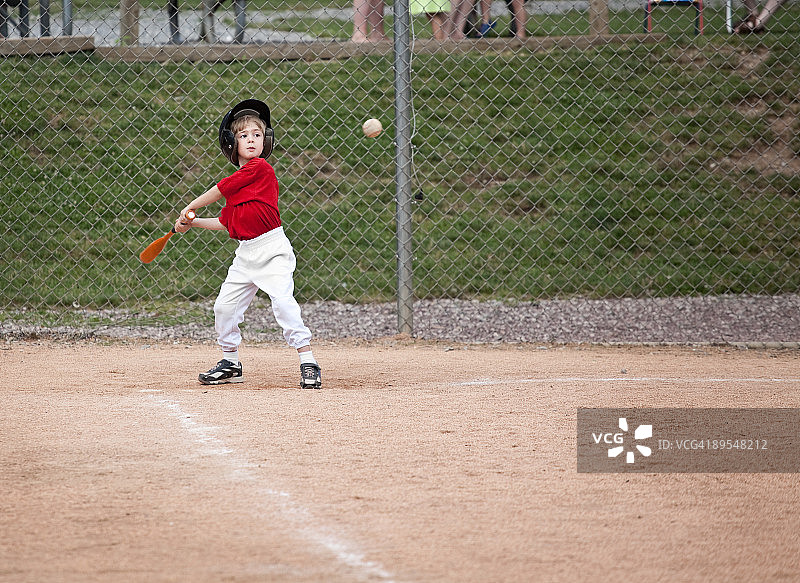 年轻的棒球运动员图片素材