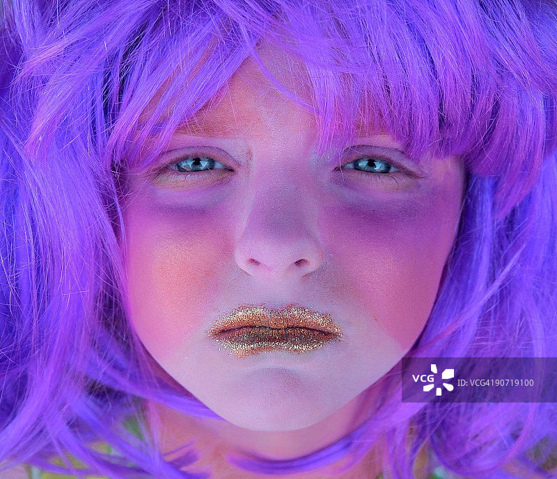 有紫色头发和蓝色眼睛的小丑女孩图片素材