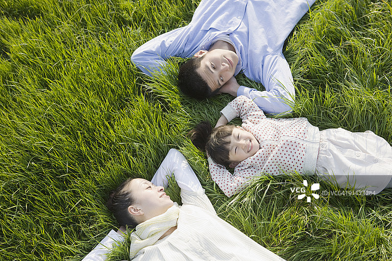 家人躺在草地上图片素材