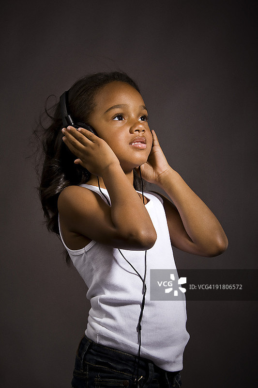 女孩戴着耳机听音乐图片素材