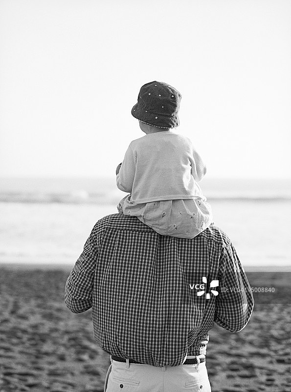 父亲和孩子在海滩上图片素材