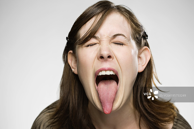 年轻女子伸出舌头图片素材