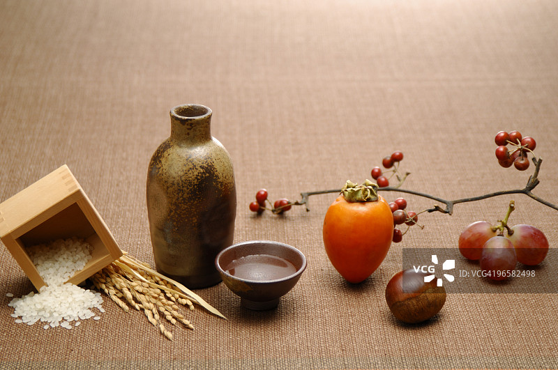米酒，米饭和水果的棕色背景图片素材