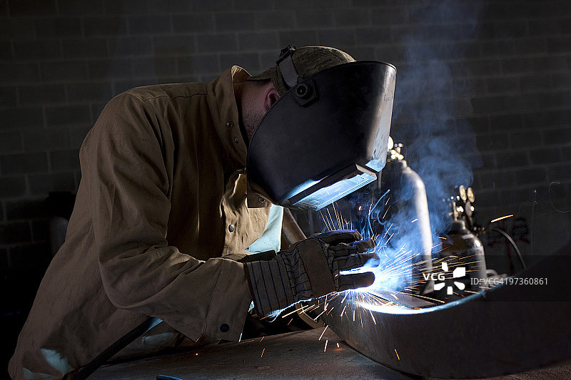 美国，犹他州，奥勒姆，在车间焊接金属图片素材
