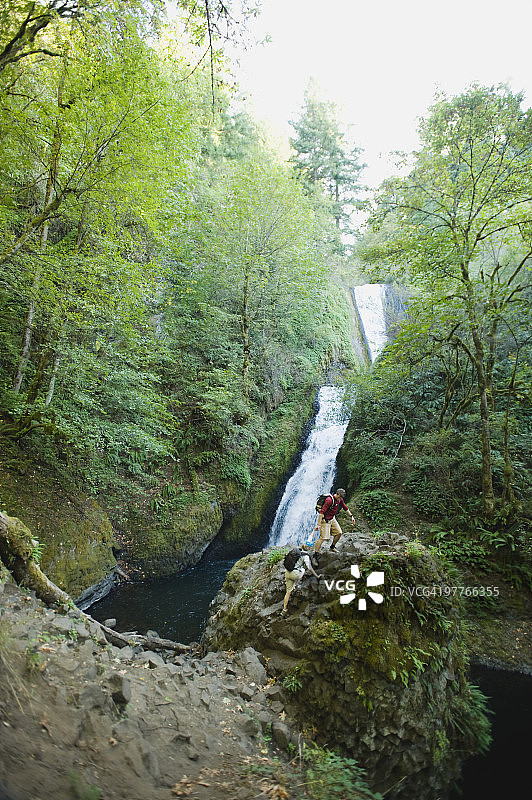 瀑布前的徒步旅行者图片素材
