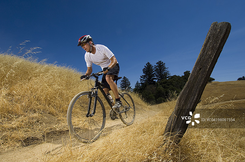 山地自行车男子，萨拉托加，加州。图片素材