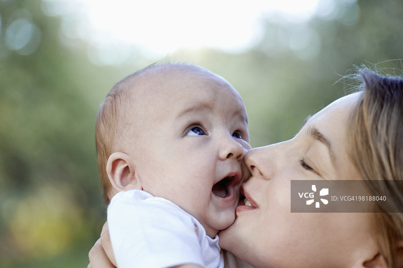 一位母亲亲吻她的男婴图片素材
