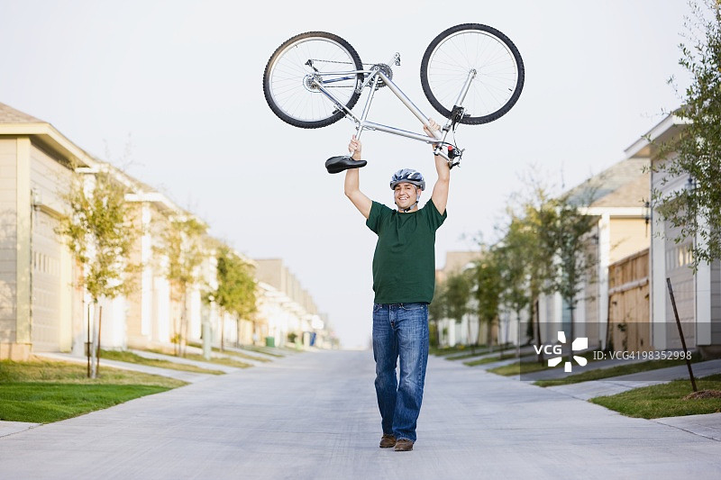 背着自行车的男人图片素材