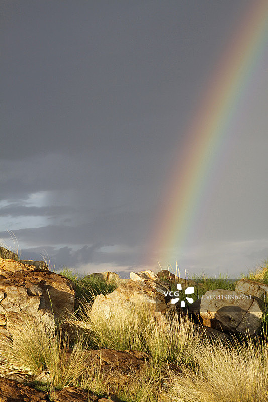 南非豪登省约翰内斯堡的岩石景观上的彩虹图片素材