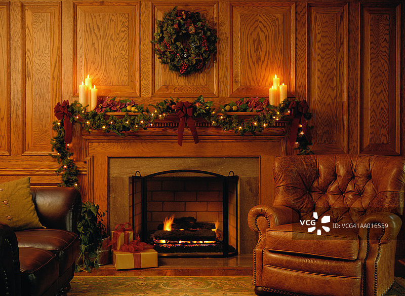 壁炉周围的圣诞装饰图片素材