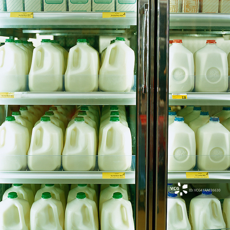 超市冰箱里的牛奶，全框图片素材