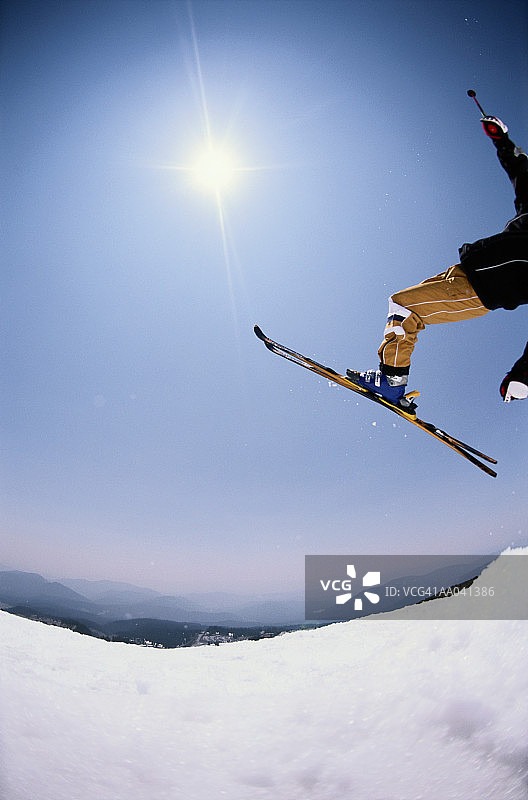滑雪者在半空中做后空翻，低段(广角)图片素材