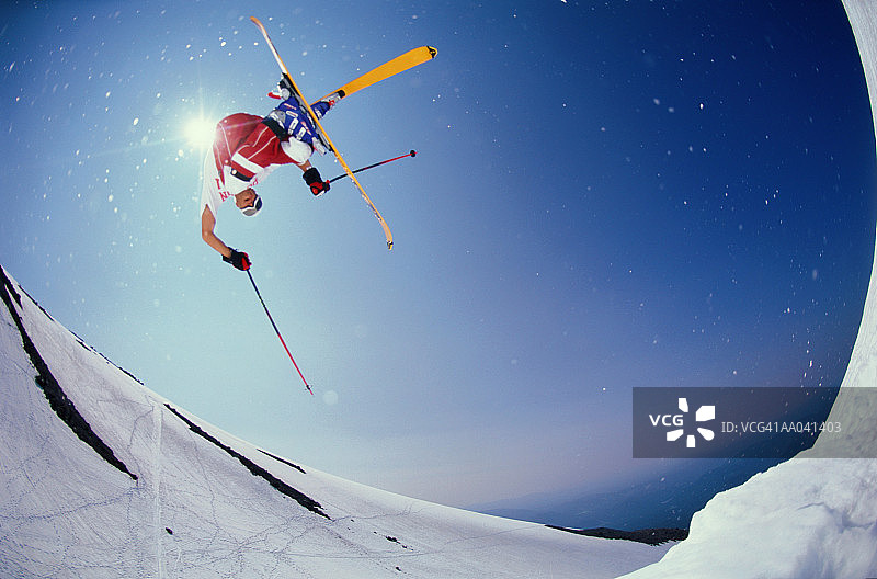 半空中滑雪者，低角度视野，广角视野图片素材