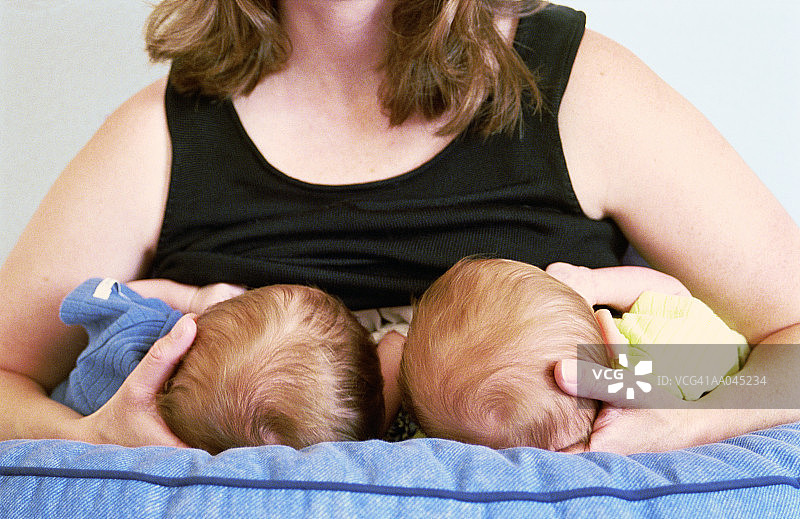 母亲母乳喂养双胞胎男婴(3-6个月)，中段图片素材