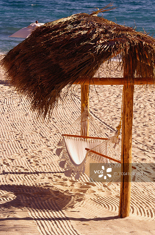 沙滩伞下的吊床图片素材