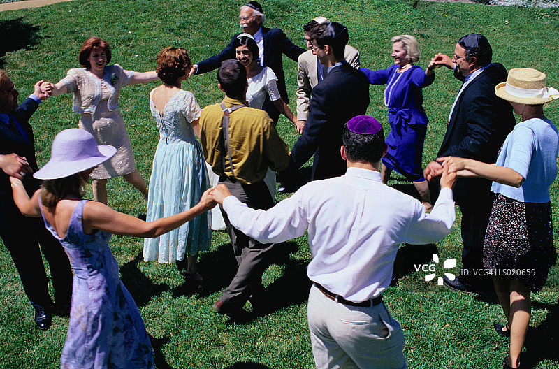 在犹太婚礼上跳舞图片素材