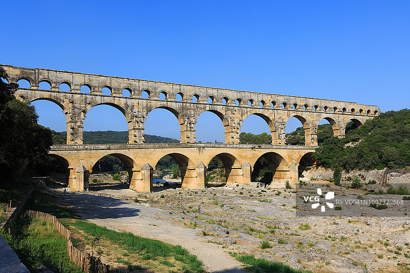 著名的古罗马高架渠——加德桥横跨法国南部(加德)的加登河。图片素材