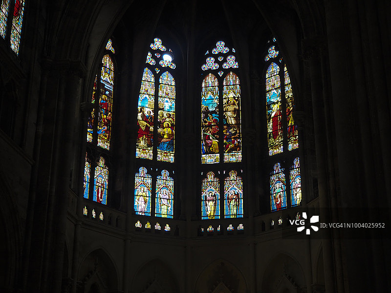 低角度彩色眼镜在一个教堂，圣皮埃尔教堂，波尔多，阿基坦，法国图片素材
