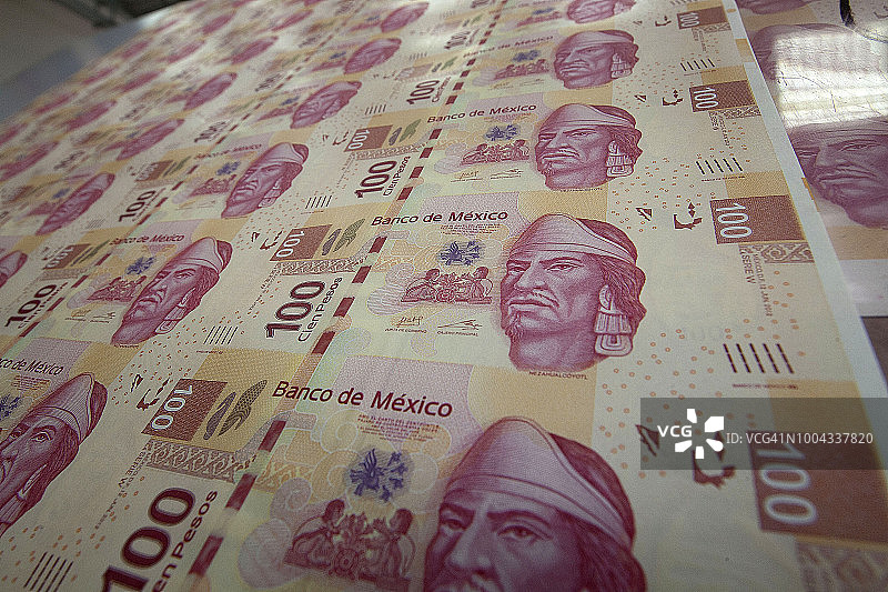 一张墨西哥百比索钞票要经过质量检查图片素材