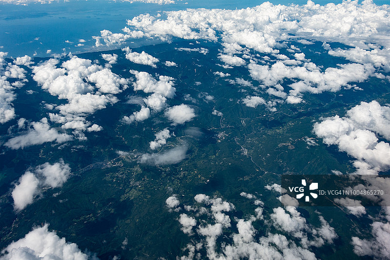 日本高知县濑户内海和大丰镇白天的飞机鸟瞰图图片素材