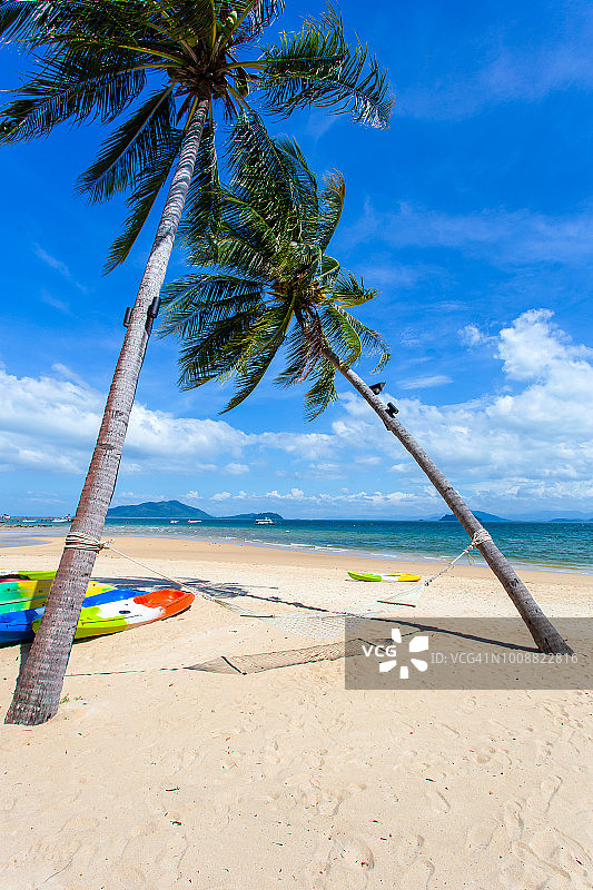 阳光明媚的日子，在海滩上划着独木舟，Phayam岛图片素材