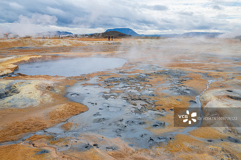 冒着热气。冰岛Hverir的Namafjall地热区的泥盆。图片素材