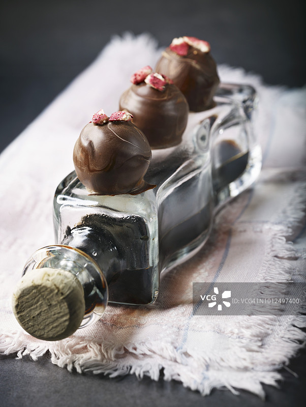 手工制作的黑巧克力果仁，以草莓和香醋为馅，配以干草莓和香醋图片素材